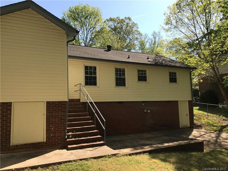 624 Deer Creek Dr, Matthews, NC 28105
