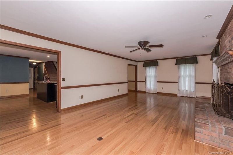 8326 Camelot Dr, Harrisburg, NC 28075