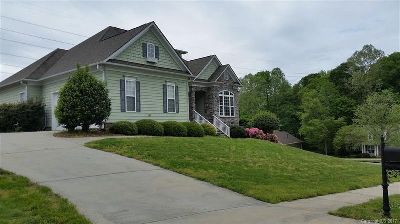 104 Cove Pointe Ct, Mount Holly, NC 28120