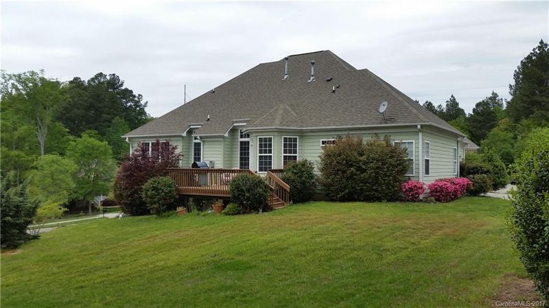 104 Cove Pointe Ct, Mount Holly, NC 28120
