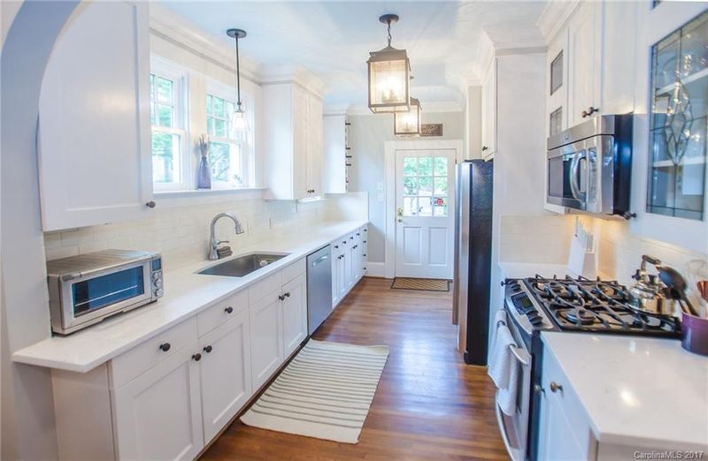 2250 Sharon Rd, Charlotte, NC 28207