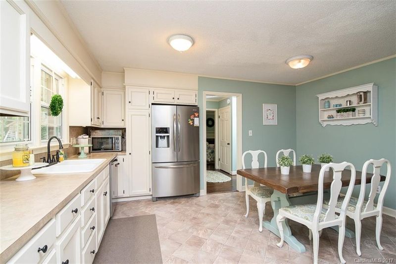 524 Hawthorne Ln #16, Gastonia, NC 28054