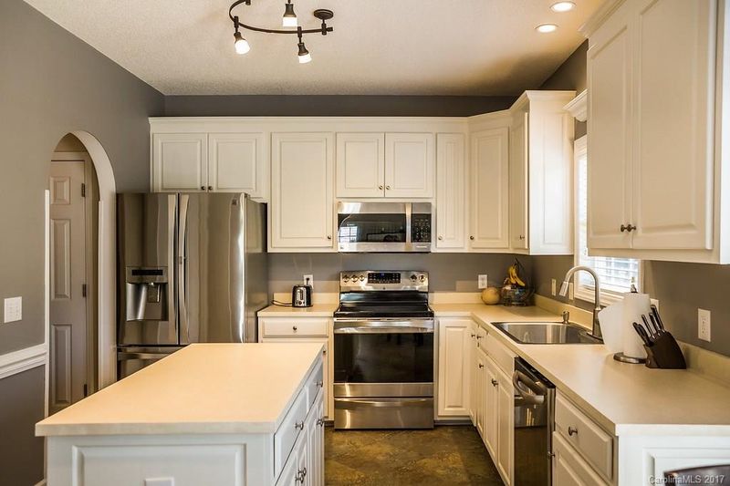 2107 13th Street Ct, Hickory, NC 28601