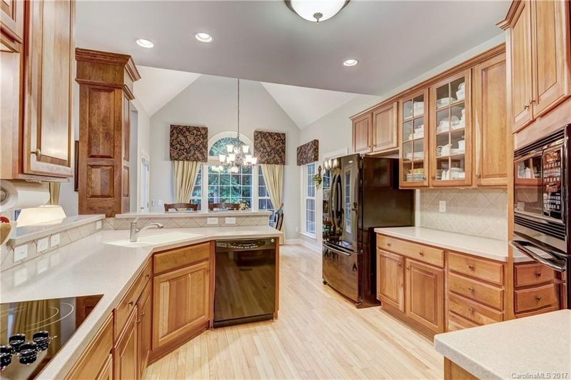 2838 Mt Isle Harbor Dr, Charlotte, NC 28214