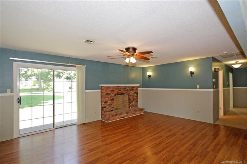 144 E Meadowview Dr, Statesville, NC 28625