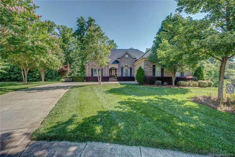 116 Creekview Ct, Mount Holly, NC 28120