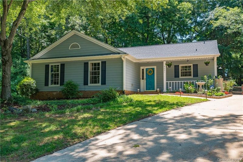 9001 Waggoneer Cir, Charlotte, NC 28270