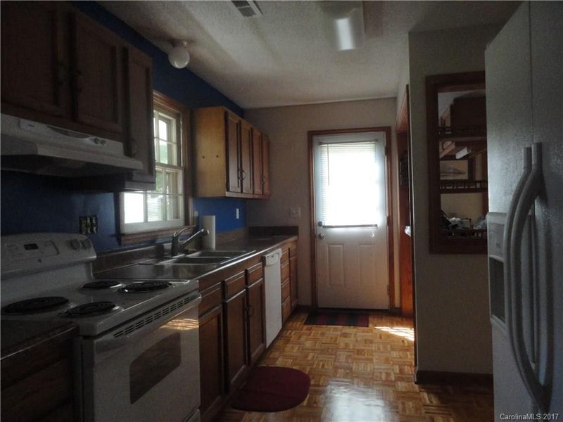 2432 Heather Glen Ln, Charlotte, NC 28208
