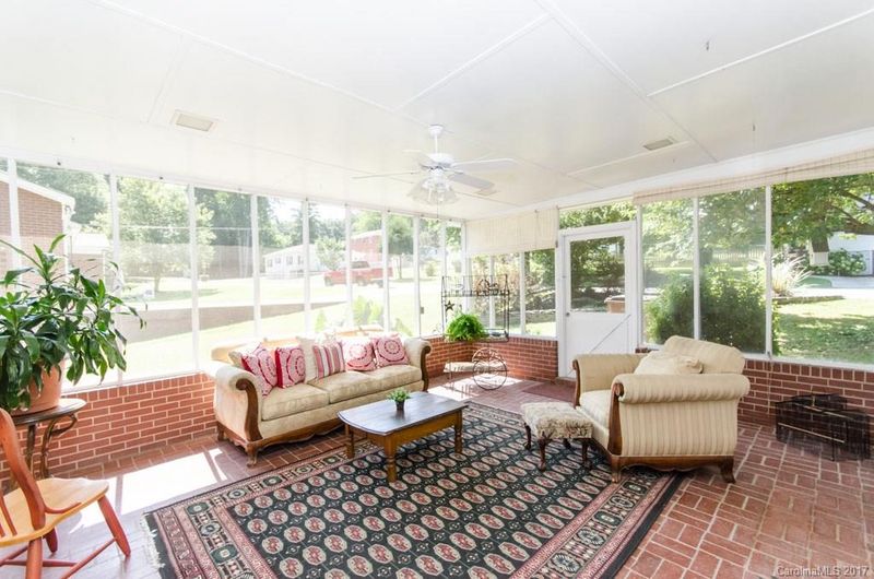1000 N Flint St, Lincolnton, NC 28092