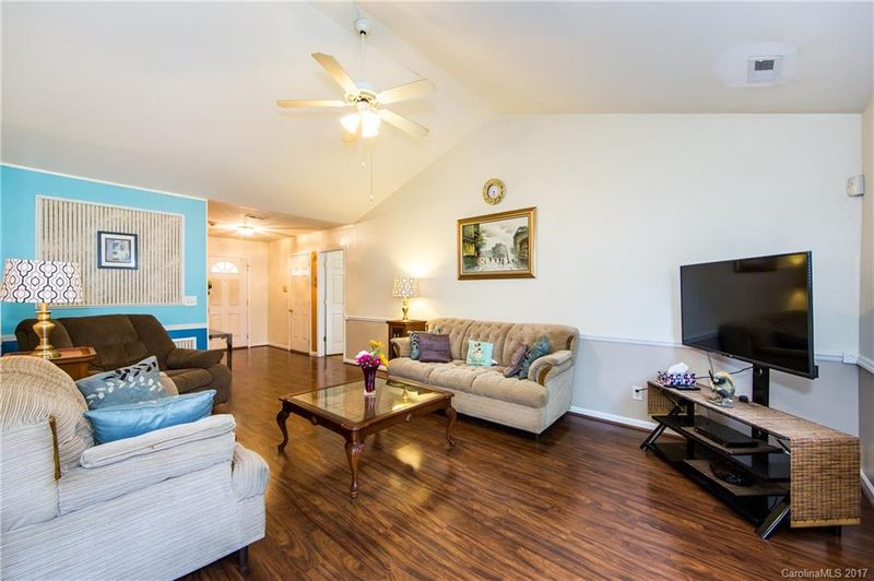9421 Dewey Dr, Charlotte, NC 28214