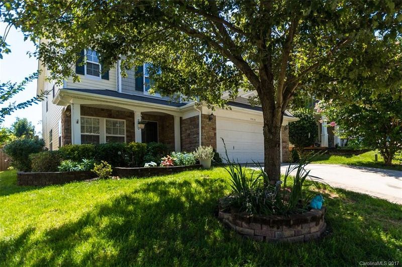 9810 Falling Stream Dr, Charlotte, NC 28214