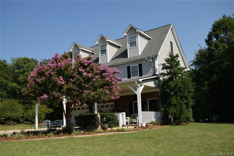 696 Saddlebrook Ln, Cherryville, NC 28021
