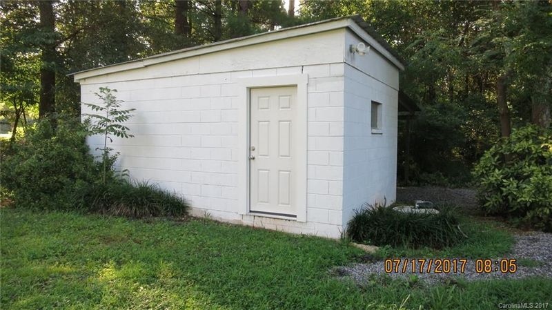 1120 Manor St, Newton, NC 28613