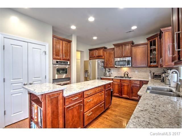 9521 Ridgeforest Dr, Charlotte, NC 28277