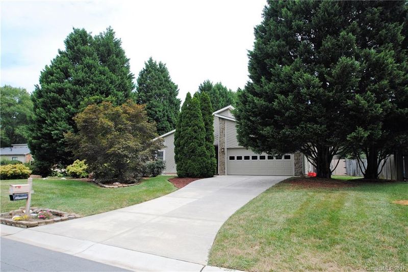 6422 Woodbridge Rd, Charlotte, NC 28227