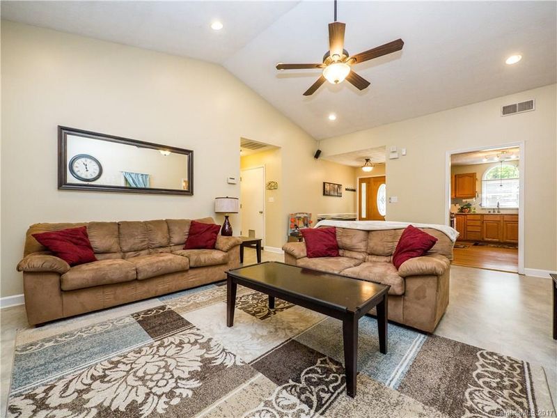 6921 Loretta Pl, Charlotte, NC 28215