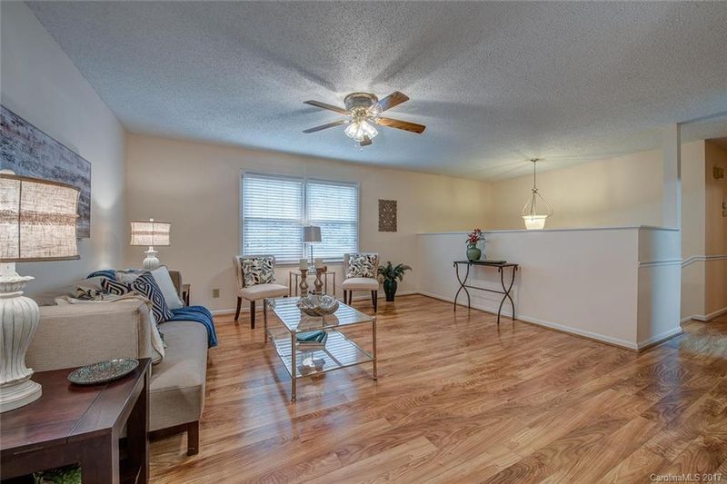 516 Shadow View Dr, Gastonia, NC 28054