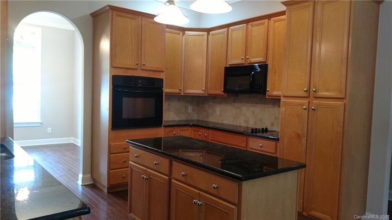 638 Pine Forest Rd, Charlotte, NC 28214