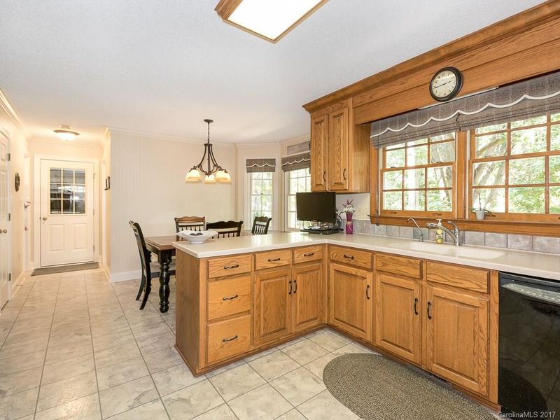 2736 Bent Oak Dr, Matthews, NC 28104