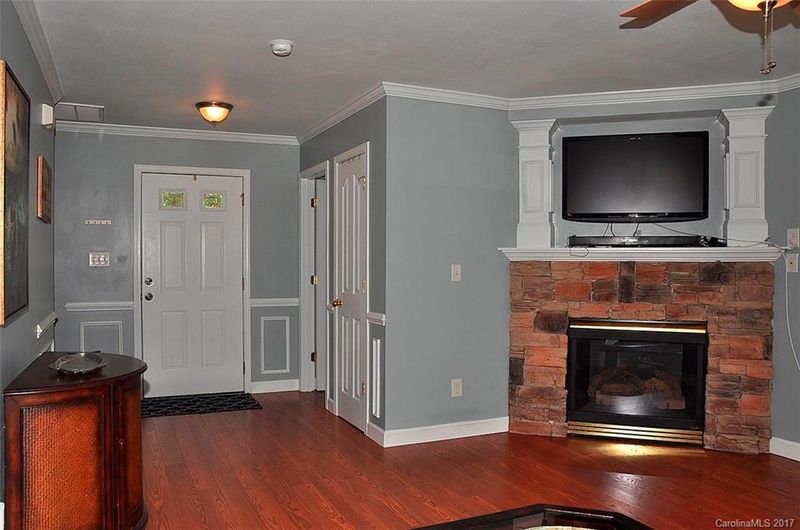8214 Holly Tree Ln, Charlotte, NC 28216