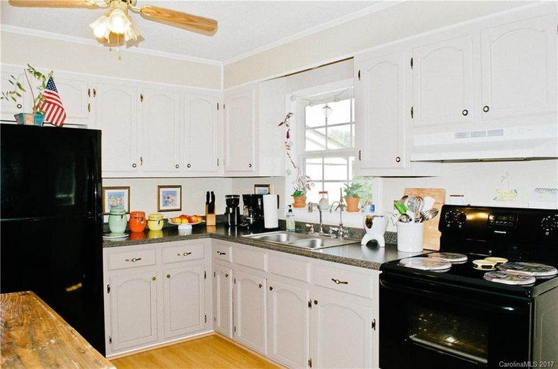 302 First St, Mount Holly, NC 28120