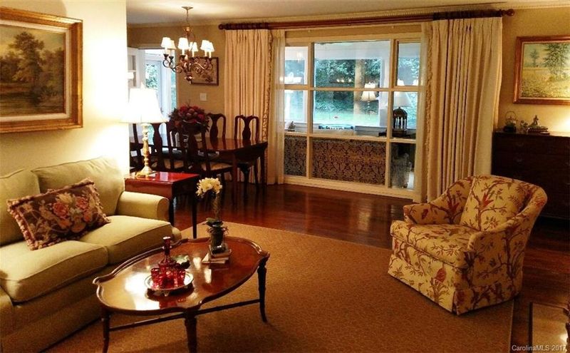3313 Foxcroft Rd, Charlotte, NC 28211