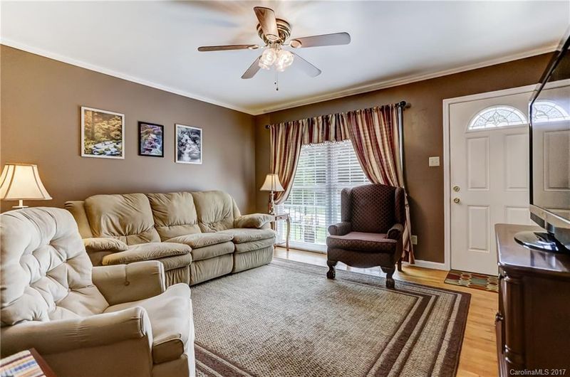 6714 Glenmoor Dr, Charlotte, NC 28214