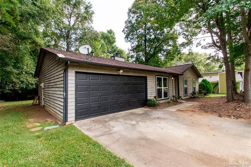 6716 Woodthrush Dr, Charlotte, NC 28227