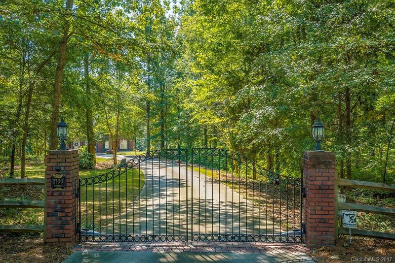 2700 Monarch Dr, Charlotte, NC 28214