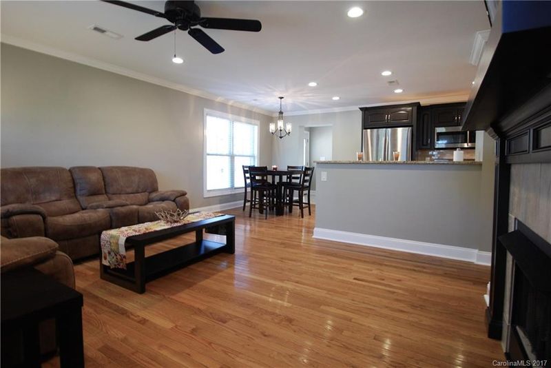 302 S Ridge St, Dallas, NC 28034