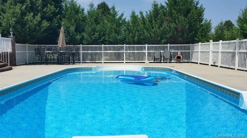 1880 Hunter Oaks Ln, Lincolnton, NC 28092