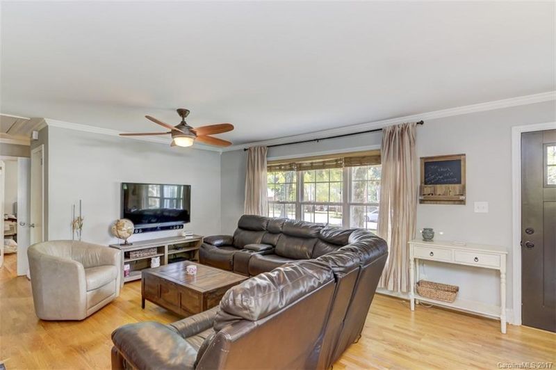 1321 Dresden Dr W, Charlotte, NC 28205