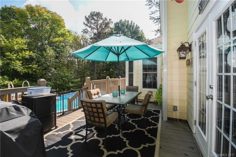 9901 Holly Tree Dr, Charlotte, NC 28215