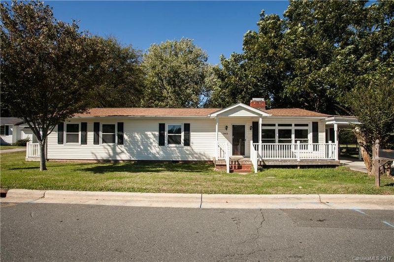 902 Lakeview Dr #13, Pineville, NC 28134
