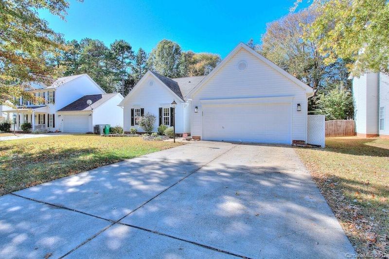 3807 Glen Lyon Dr, Matthews, NC 28105