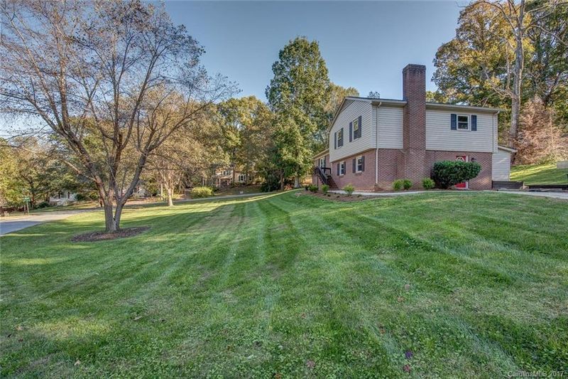 808 Forestbrook Dr, Gastonia, NC 28056