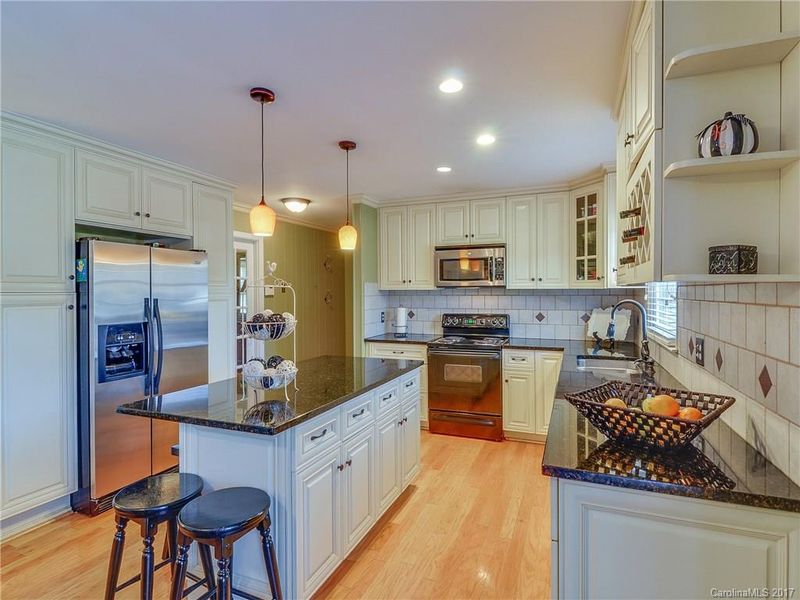 322 Lakeview Dr, Harrisburg, NC 28075