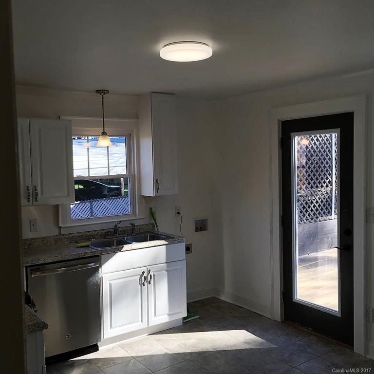 1058 3rd Street Dr NE, Hickory, NC 28601