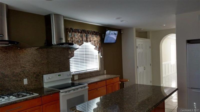 820 Dobson Dr, Charlotte, NC 28213