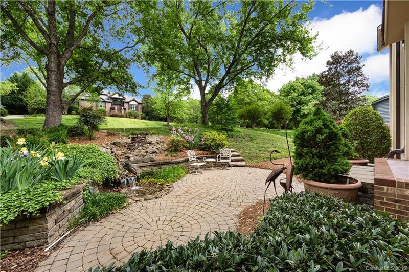 9216 Hunting Ct, Matthews, NC 28105