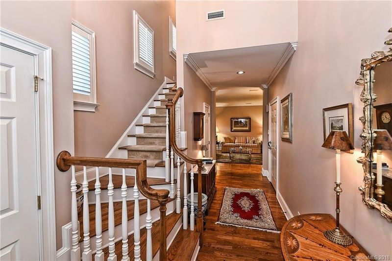 4145 Sharon Commons Ln, Charlotte, NC 28210