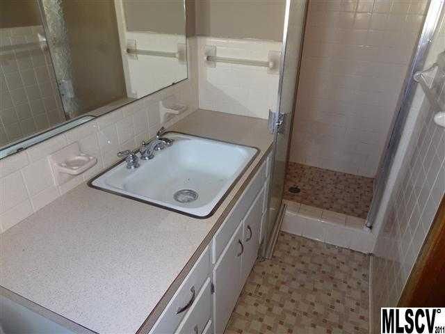 1525 11th Ave NE, Hickory, NC 28601