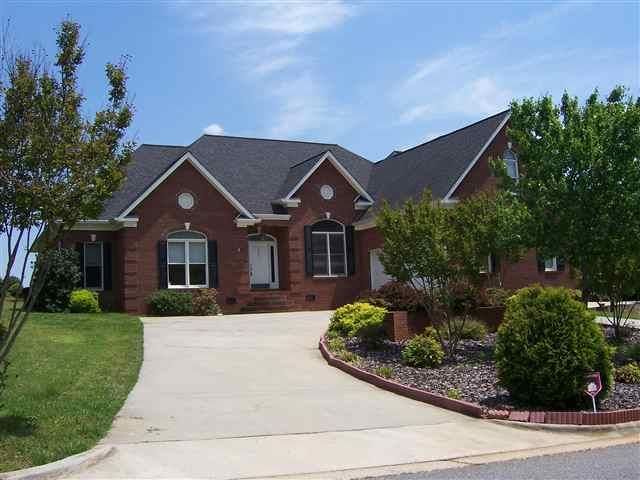 4926 Brookridge Dr NE, Hickory, NC 28601