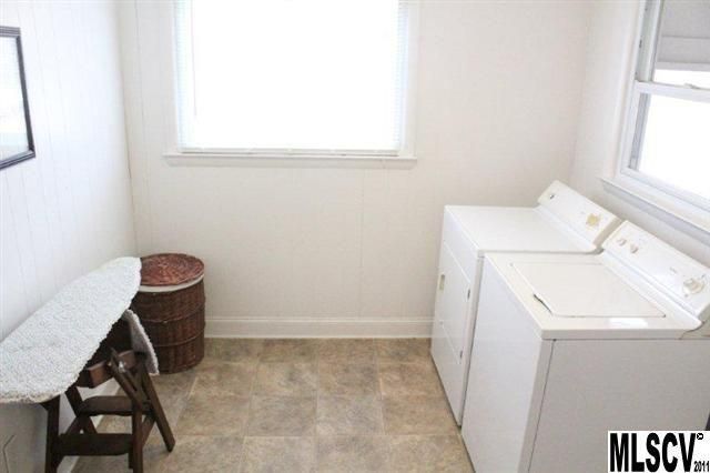 742 E 11th St, Newton, NC 28658