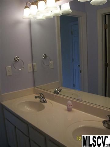 2637 Ironwood Dr, Hickory, NC 28602