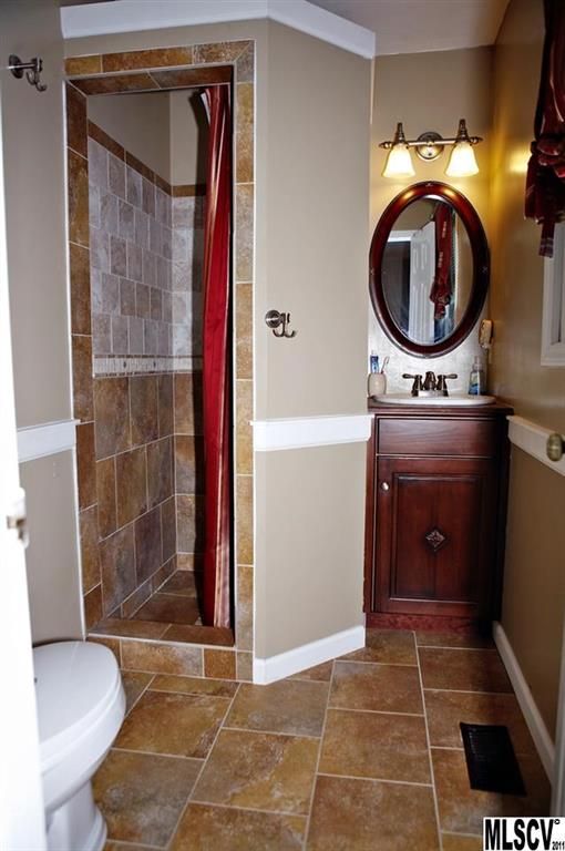 1828 Ashley St, Newton, NC 28658