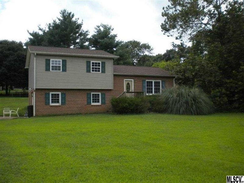4651 Queens Rd, Hickory, NC 28602