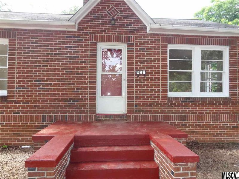 911 12th St NE, Hickory, NC 28601