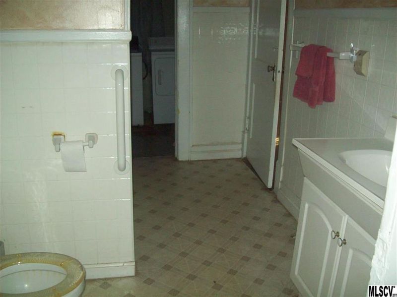 305 11th St SW, Hickory, NC 28602
