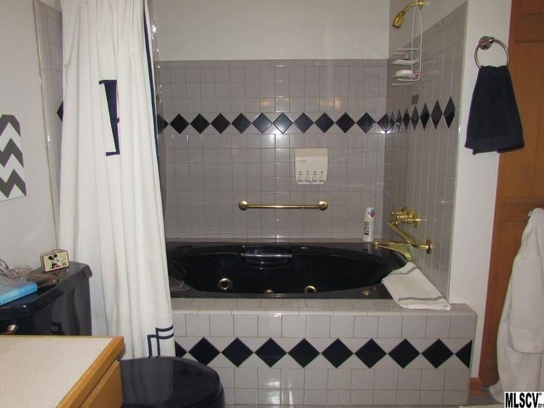 1030 E 24th St, Newton, NC 28658